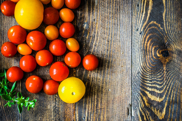 bunte Tomaten auf rustikalem Hintergrund - Foto, Bild