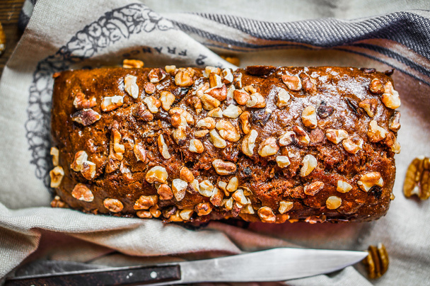 Homemade nut cake on wooden background - Foto, afbeelding