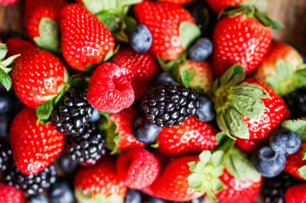 Gros plan de baies fraîches (framboises, fraises, bleuets, bl
 - Photo, image