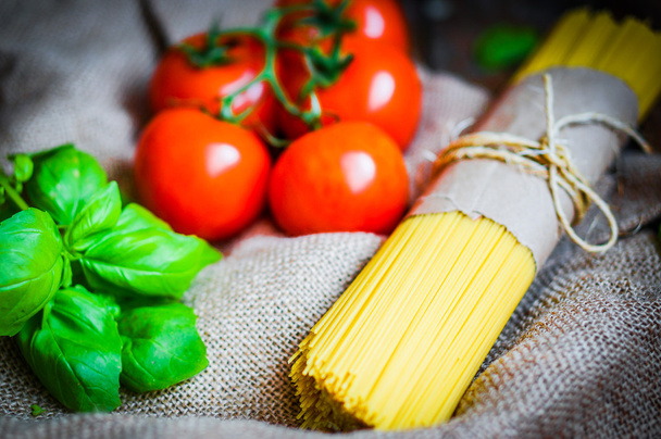 Préparation de pâtes set- spagetti, tomates et basilic
  - Photo, image