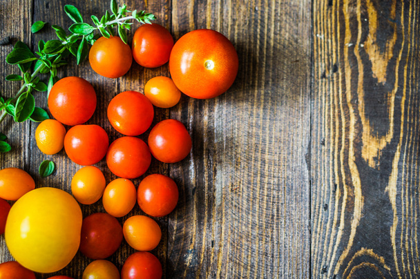 kolorowe pomidory na tle rustykalnym - Zdjęcie, obraz