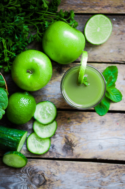 Zelený koktejl s jablky, petržel, špenát, okurka, vápno a min - Fotografie, Obrázek
