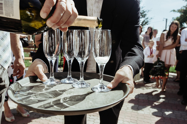Champagner und Gläser auf einem Tablett - Foto, Bild