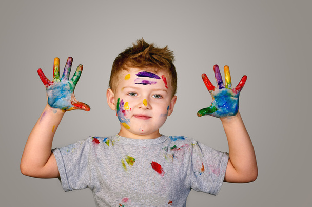 Netter kleiner Junge spielt unordentlich mit Farben - Foto, Bild