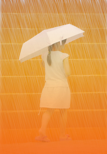 Sonbahar günü yumuşak focust s içinde yürüyüş şemsiye ile pozitif çocuk - Fotoğraf, Görsel