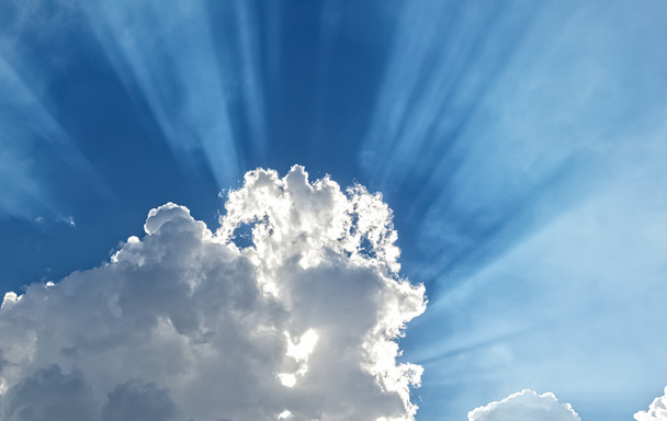 美しい劇的な雲と空と太陽光線 - 写真・画像