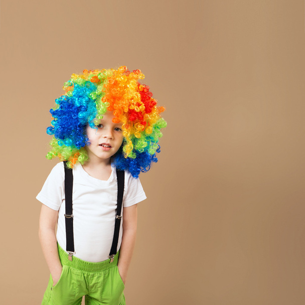 Büyük renkli peruk ile Mutlu palyaço çocuk - Fotoğraf, Görsel