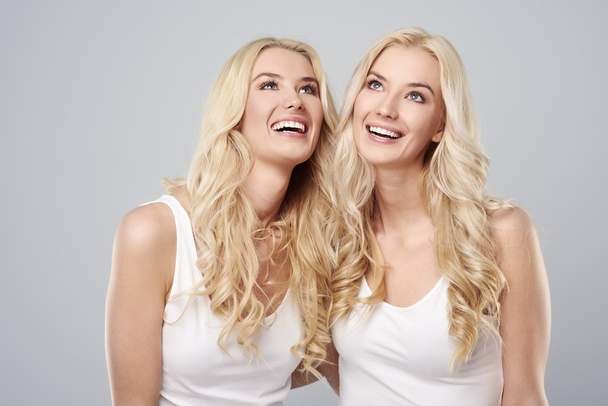 Gêmeos loiros sorridentes
 - Foto, Imagem