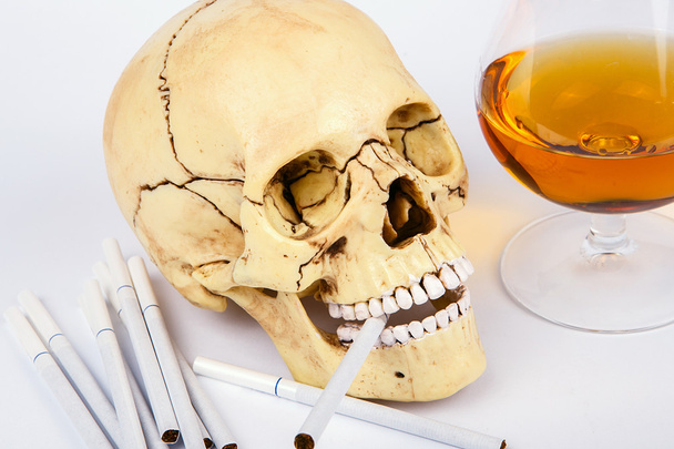skull head with cigarettes and alcohol - Foto, Bild