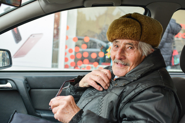 Ζωτικής σημασίας ηλικιωμένος άνδρας σε ένα αυτοκίνητο - Φωτογραφία, εικόνα
