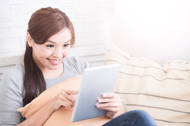 glimlach vrouw houd digitale tablet - Foto, afbeelding