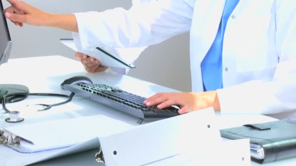 doctors working together in medical office - Πλάνα, βίντεο