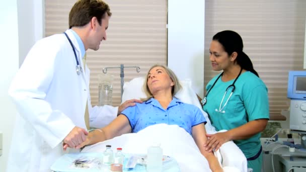 Pacjentki otrzymywania pomocy lekarskiej - Materiał filmowy, wideo