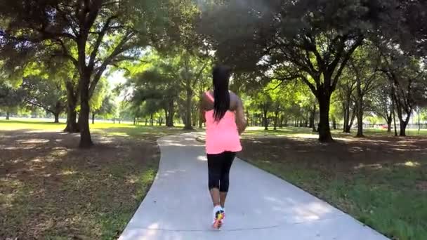 γυναίκα απολαμβάνοντας το περπάτημα δύναμη στο πάρκο - Πλάνα, βίντεο