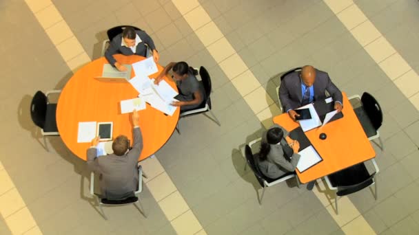Multi etnikai üzletemberek az asztalnál ül  - Felvétel, videó