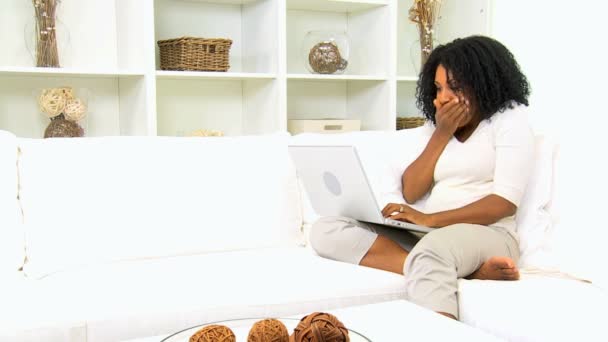 Mujer afroamericana en casa usando laptop
 - Metraje, vídeo