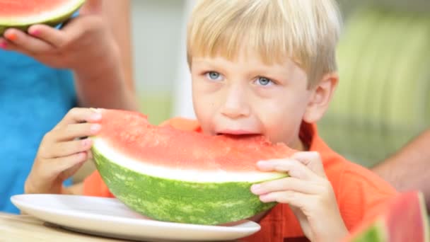 Pais e crianças compartilhando melancia
 - Filmagem, Vídeo