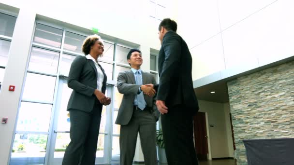 gente de negocios multiétnicos en el edificio de oficinas
 - Imágenes, Vídeo