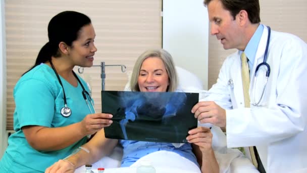 imágenes de rayos X de aspecto paciente con personal radiólogo
 - Imágenes, Vídeo