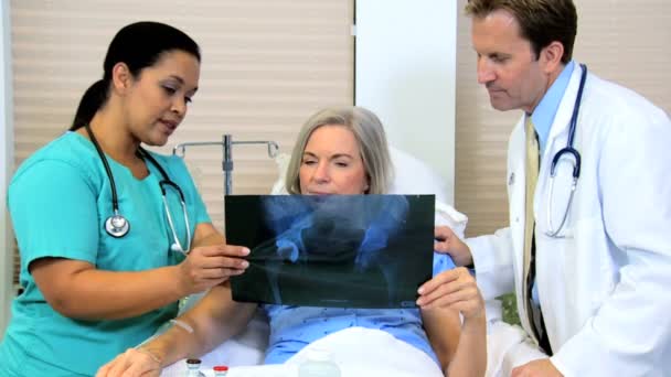 放射線科スタッフと x 線像を探している患者 - 映像、動画