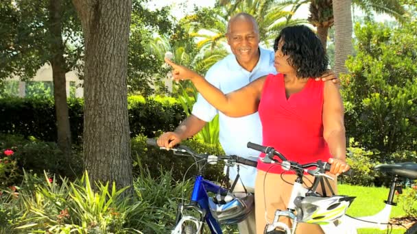 Etnikai idősebb pár tartani roham-ra kerékpárok - Felvétel, videó