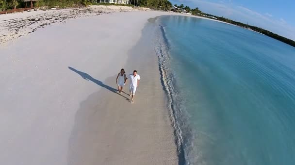 Καυκάσιος ζεύγος που περπατά στην παραλία - Πλάνα, βίντεο