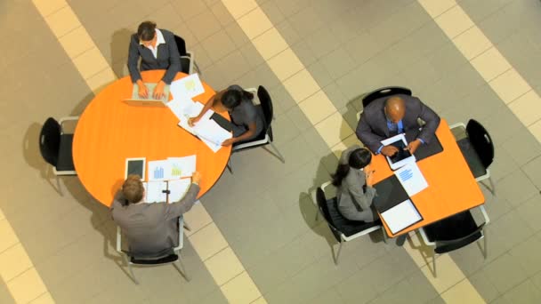 Multi etnicznych biznesowych ludzie siedzący przy stolikach  - Materiał filmowy, wideo