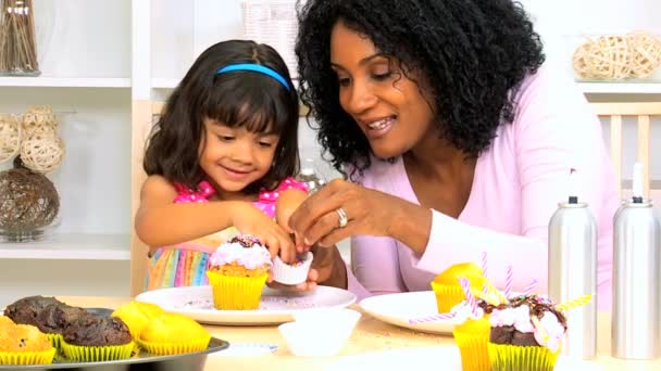 mãe com sua filha fazendo cupcakes
 - Filmagem, Vídeo