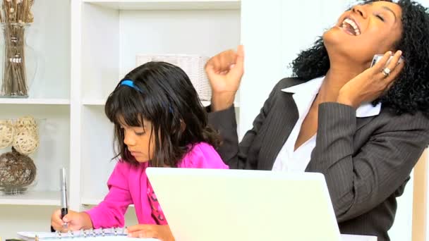 nainen työskentelee kotona tyttärensä kanssa
 - Materiaali, video
