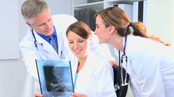 mies- ja naislääkärit keskustelevat röntgentesteistä
 - Materiaali, video