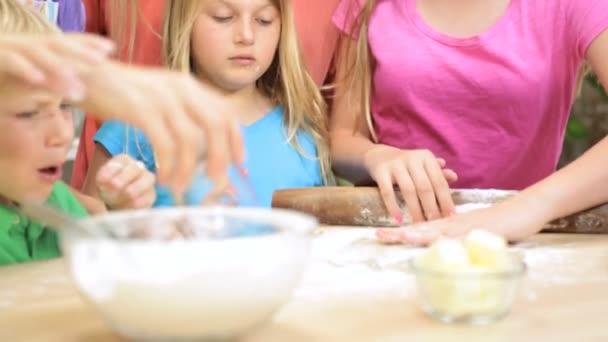 Vanhemmat ja lapset tekevät kakkua yhdessä
 - Materiaali, video