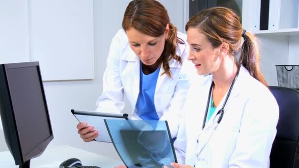 female doctors analysing x-ray film   - Záběry, video