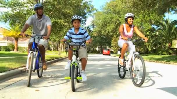 γονείς με γιο ιππασία ποδήλατα τους - Πλάνα, βίντεο
