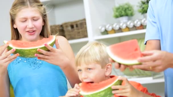 kinderen met de vader delen van watermeloen  - Video