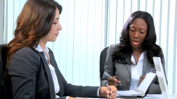 γυναίκες επιχειρηματίες που έχουν συνάντηση στην σύγχρονη αίθουσα συνεδριάσεων - Πλάνα, βίντεο