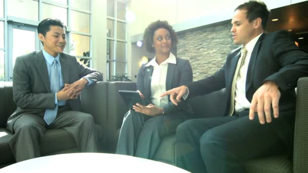 multi etnické podnikatelů v kancelářská budova - Záběry, video