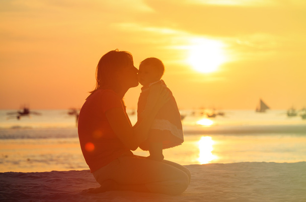 anya és kis lánya a naplemente - Fotó, kép