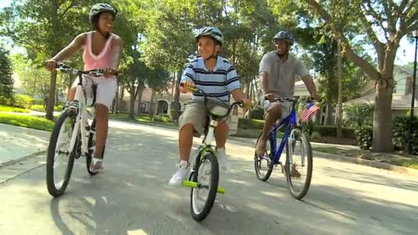 γονείς με γιο ιππασία ποδήλατα τους - Πλάνα, βίντεο