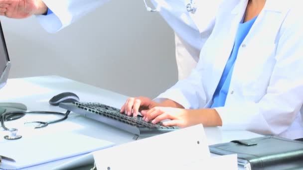 lääkärit työskentelevät yhdessä lääketieteellisessä toimistossa
 - Materiaali, video