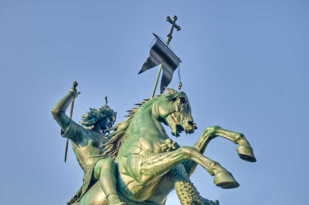 Святой Георгий зажигает статую Драгона в Берлине, Германия
 - Фото, изображение