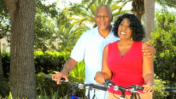 etnické starší pár udržet fit na jízdní kola - Záběry, video