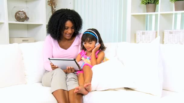 mãe com sua filha brincando com tablet
 - Filmagem, Vídeo