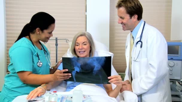 пацієнт дивиться рентгенівські зображення з персоналом радіолога
 - Кадри, відео