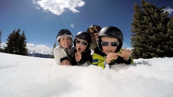 gezin met kinderen genieten van hun wintervakantie - Video