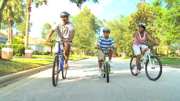 ouders met zoon rijden hun fietsen - Video
