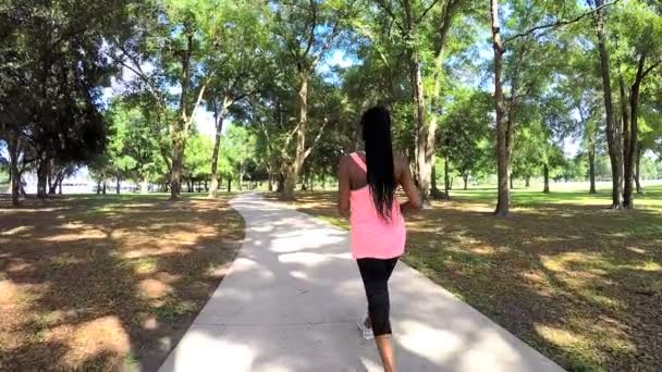 женщина наслаждается прогулкой в парке
 - Кадры, видео