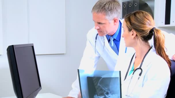 чоловічі та жіночі лікарі обговорюють рентгенівські тести
 - Кадри, відео
