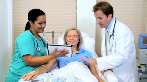 Paciente do sexo feminino em tratamento médico
 - Filmagem, Vídeo