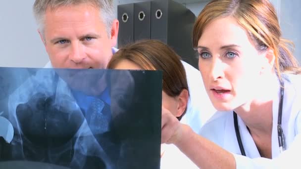 mannelijke en vrouwelijke artsen bespreken x-ray proeven - Video