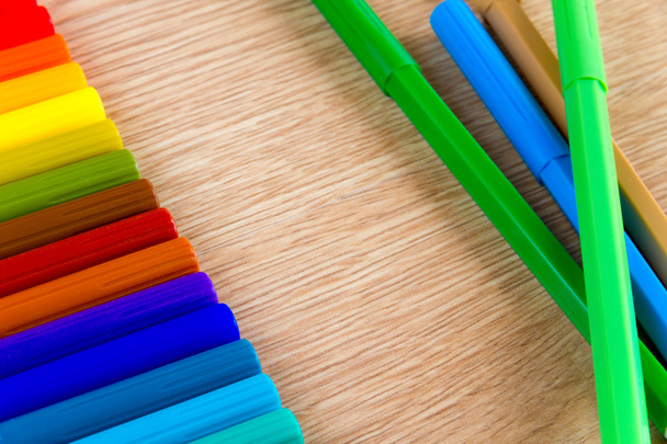 Marqueurs colorés sur fond en bois
 - Photo, image